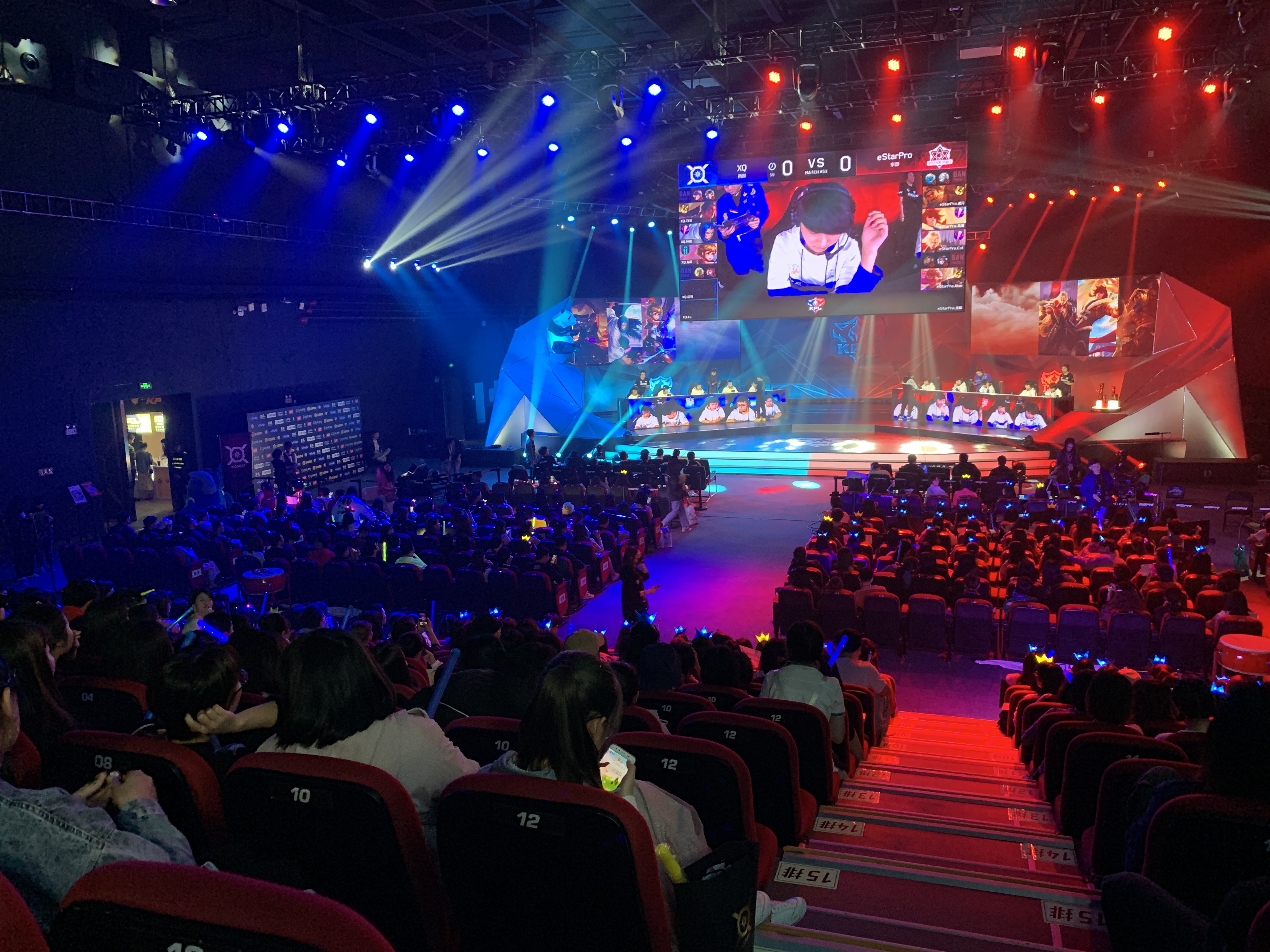 太古里滑板小哥,滑板男孩太古里