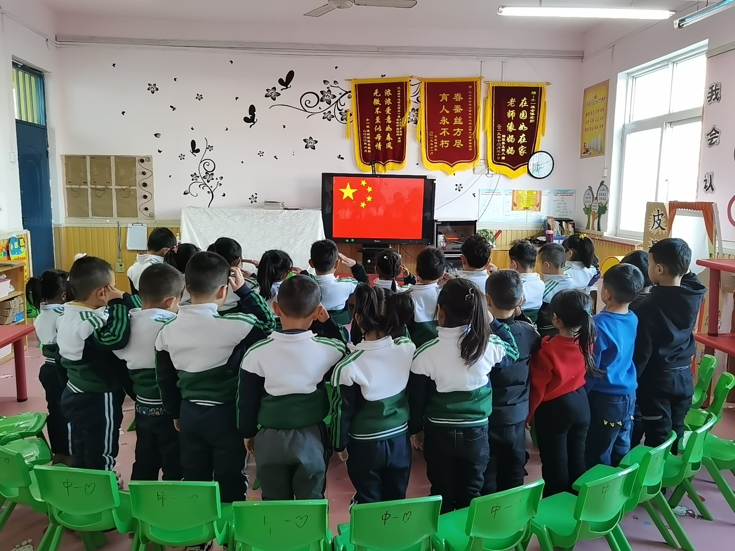 幼儿园小牛向前冲游戏活动,室内体育微运动幼儿园