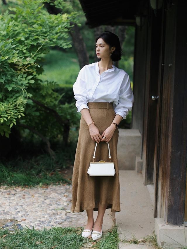 秋冬乐福鞋女款怎么搭配,秋天别穿小白鞋了今年流行乐福鞋