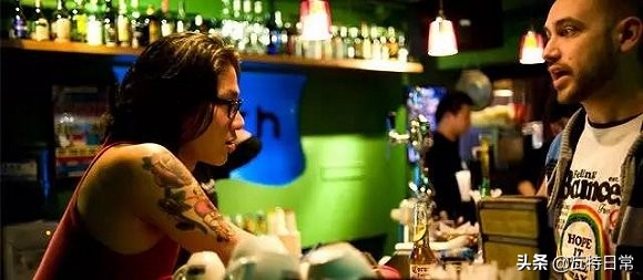 国外有人发明了一款新颖的充电宝,外国人第一次用中国充电宝