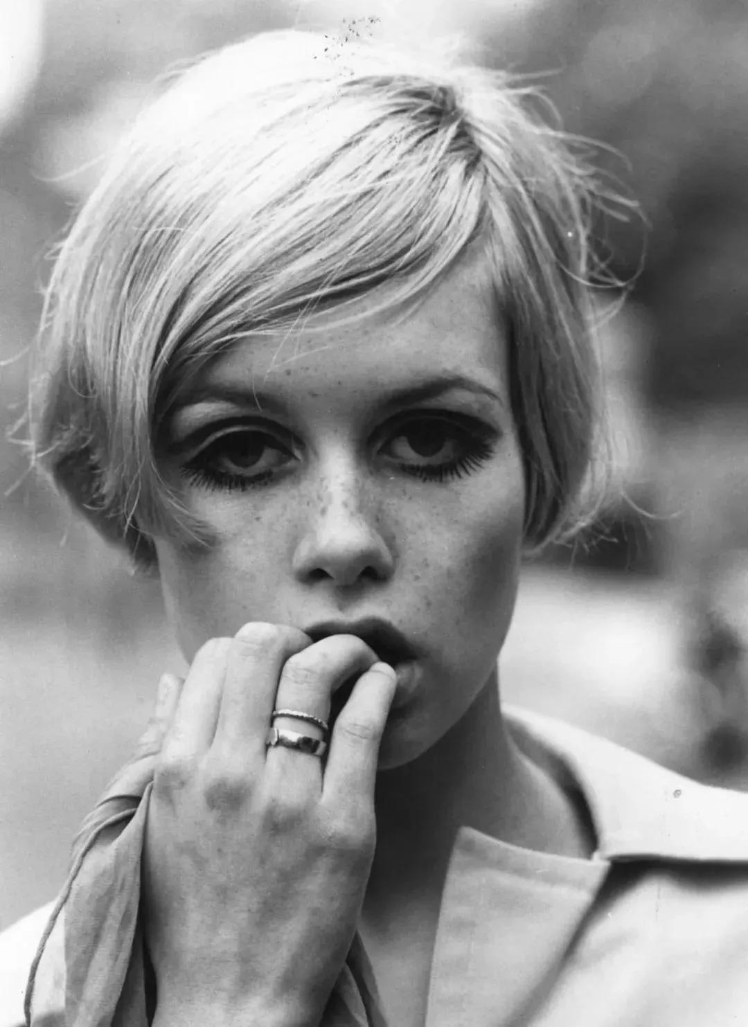 体重41kg的她，*翻推**了梦露性感丰腴的审美革命，成划时代流行符号