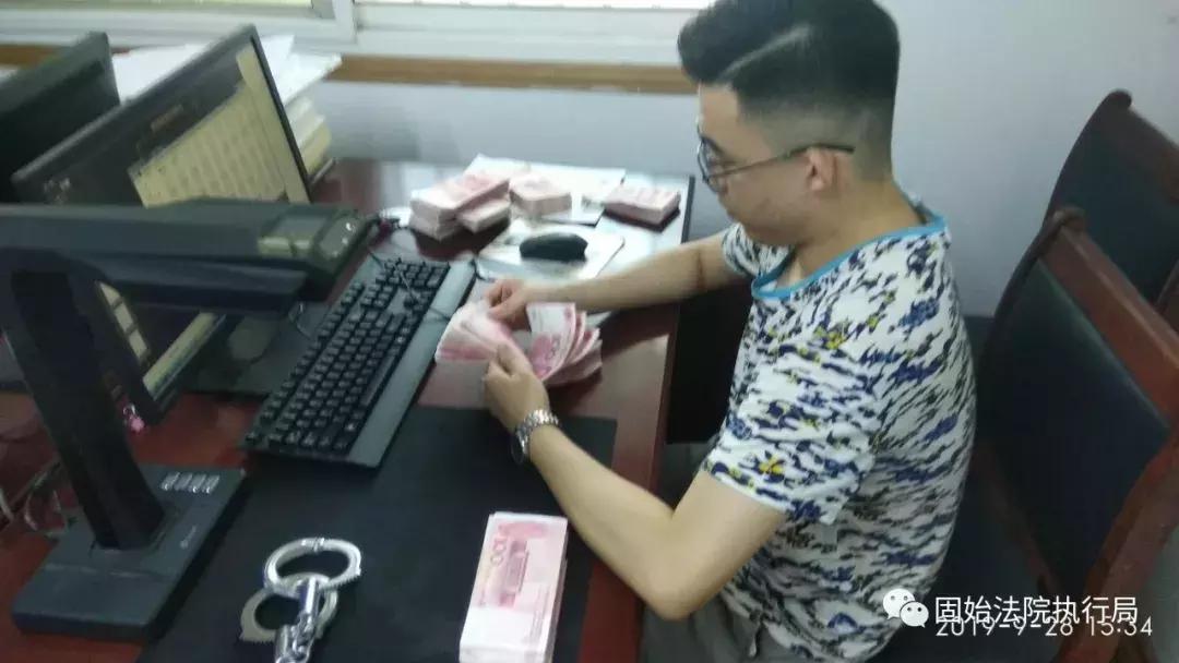 执行干警连日奋战加班加点,执行干警冒雨执结