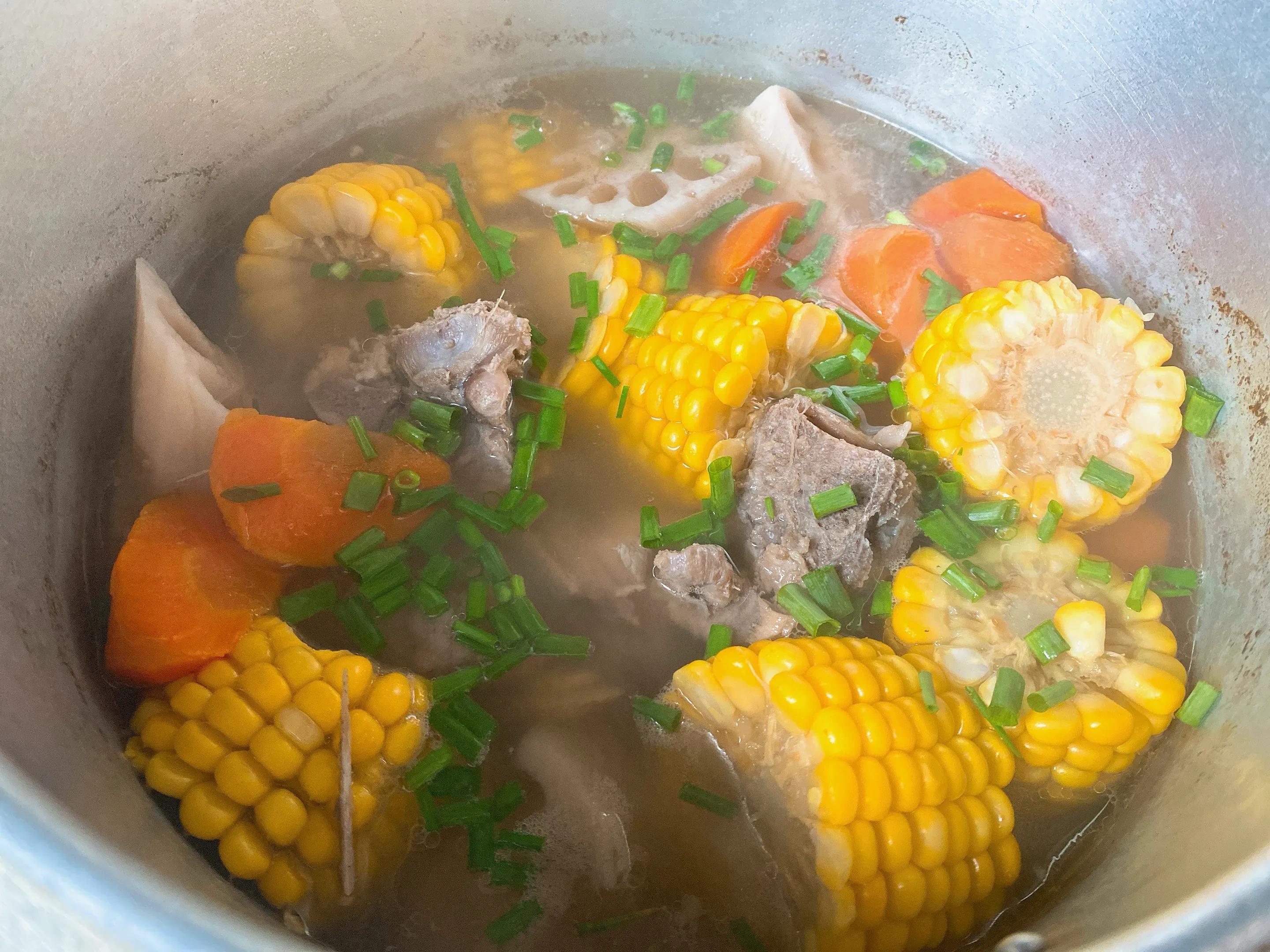 玉米排骨莲藕汤放多少排骨,玉米莲藕排骨汤先放什么