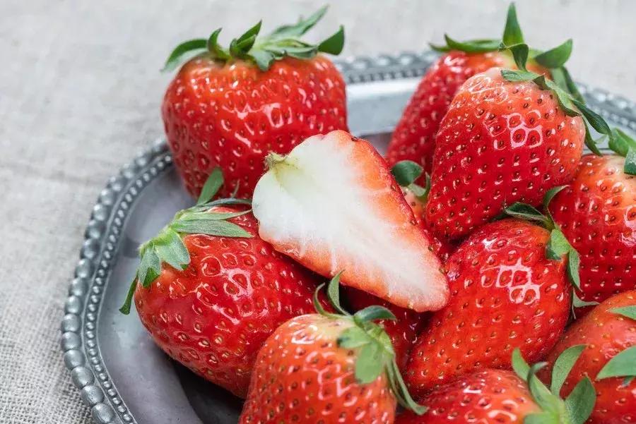 一下子吃了30颗草莓,吃了半斤草莓