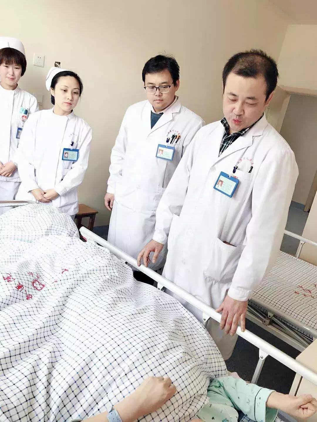 换膝盖关节手术有瘫痪风险吗,换膝手术可以百万医疗理赔吗