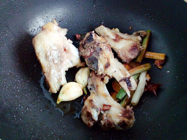 牛骨汤里可以放山药和萝卜吗,牛骨汤可以放当归和萝卜一起吗