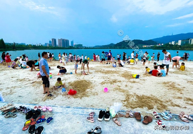 长沙梅溪湖小孩玩沙子,长沙梅溪湖游玩孩子