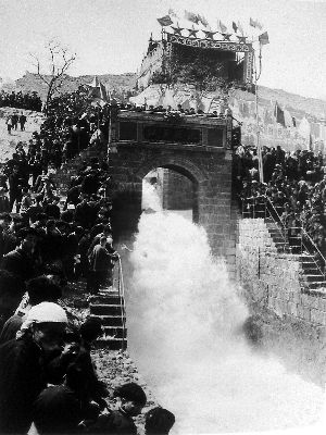 红旗渠修筑在太行山的悬崖峭壁上,太行天河红旗渠