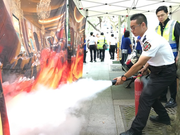 如何安全破窗,怎么紧急破窗逃生