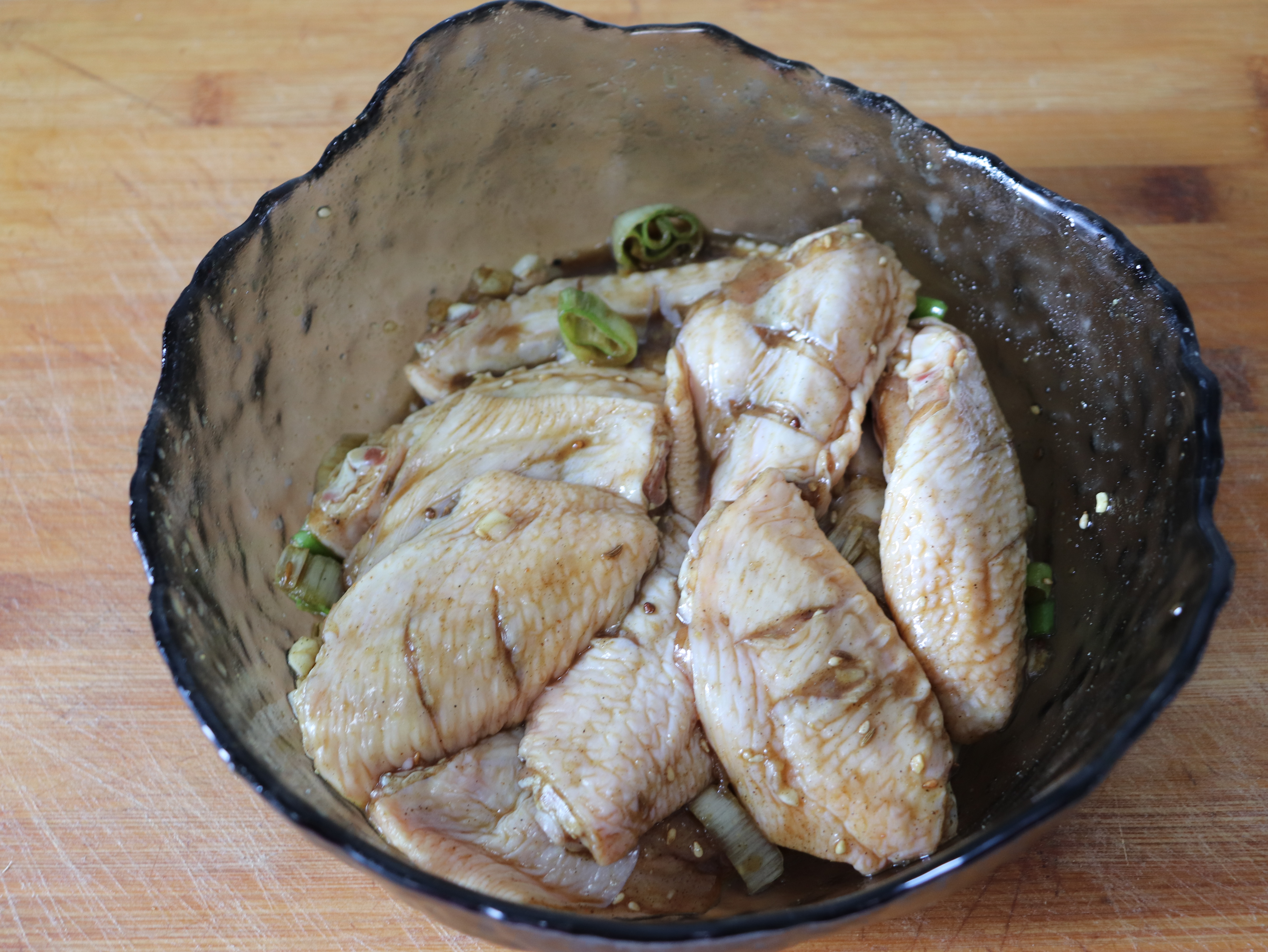 薯片烤鸡翅做法,脆脆的薯片鸡翅