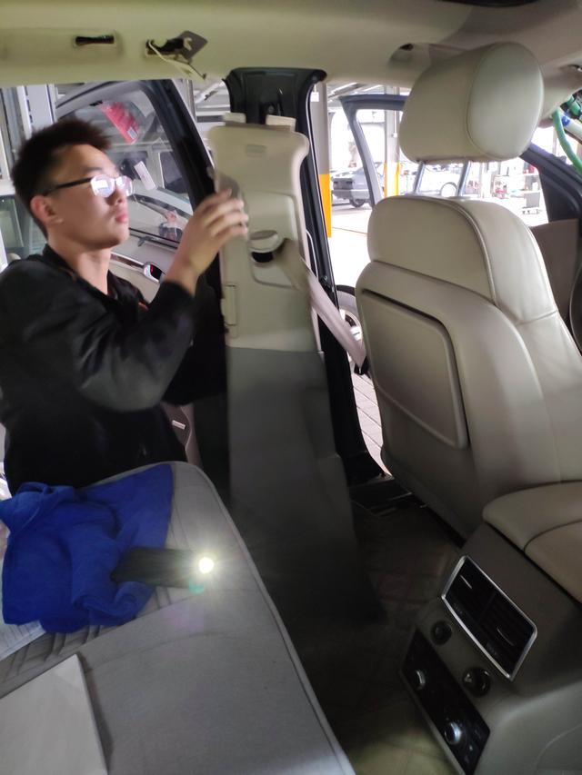 奥迪q7天窗漏水之后变速箱无通讯,2014款奥迪q7功放坏了要多少钱