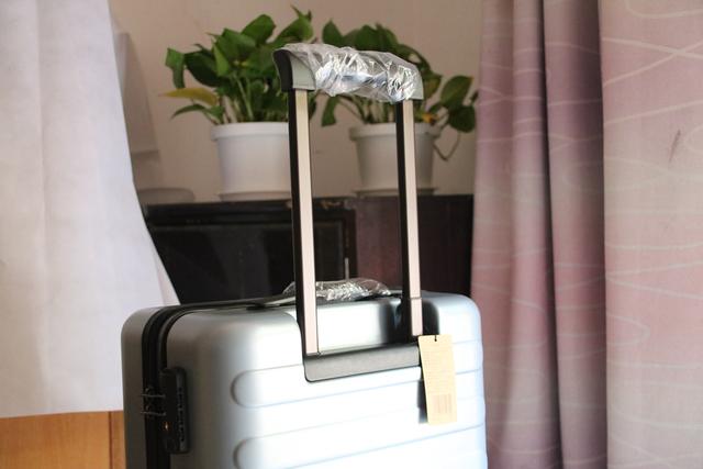 20寸行李箱选择拉链还是卡扣,潮男20寸登机箱怎么选