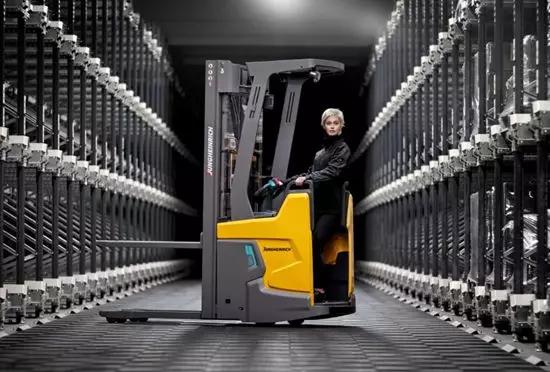 IFOY大奖入围产品巡礼之六——永恒力ERC216zi站驾式电动堆高机