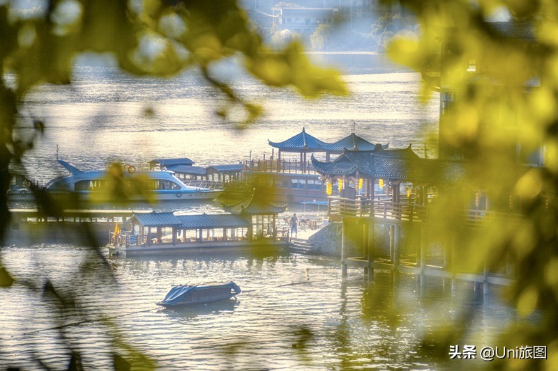芙蓉镇挂在瀑布上的千年古镇,芙蓉镇是挂在瀑布上的古镇