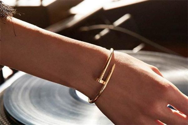 蒂芙尼8万元的钢丝球,蒂芙尼钢丝球手镯价格是多少