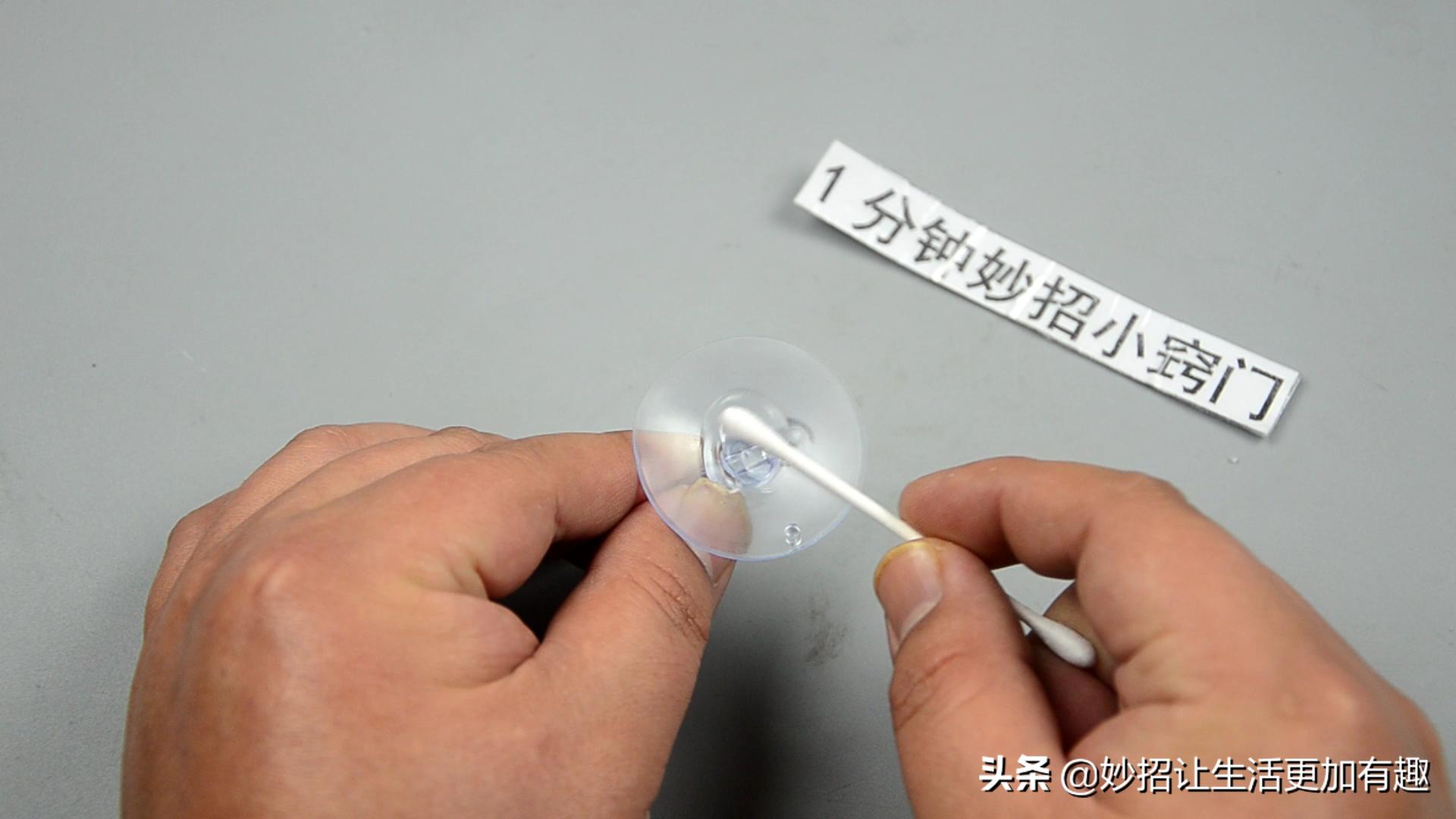 不伤墙壁的挂钩怎样粘才不会掉落,挂钩粘在地上怎么办