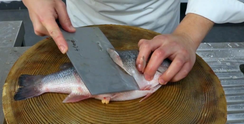 大师傅教你清蒸鲈鱼,五星大厨清蒸鲈鱼的正确做法