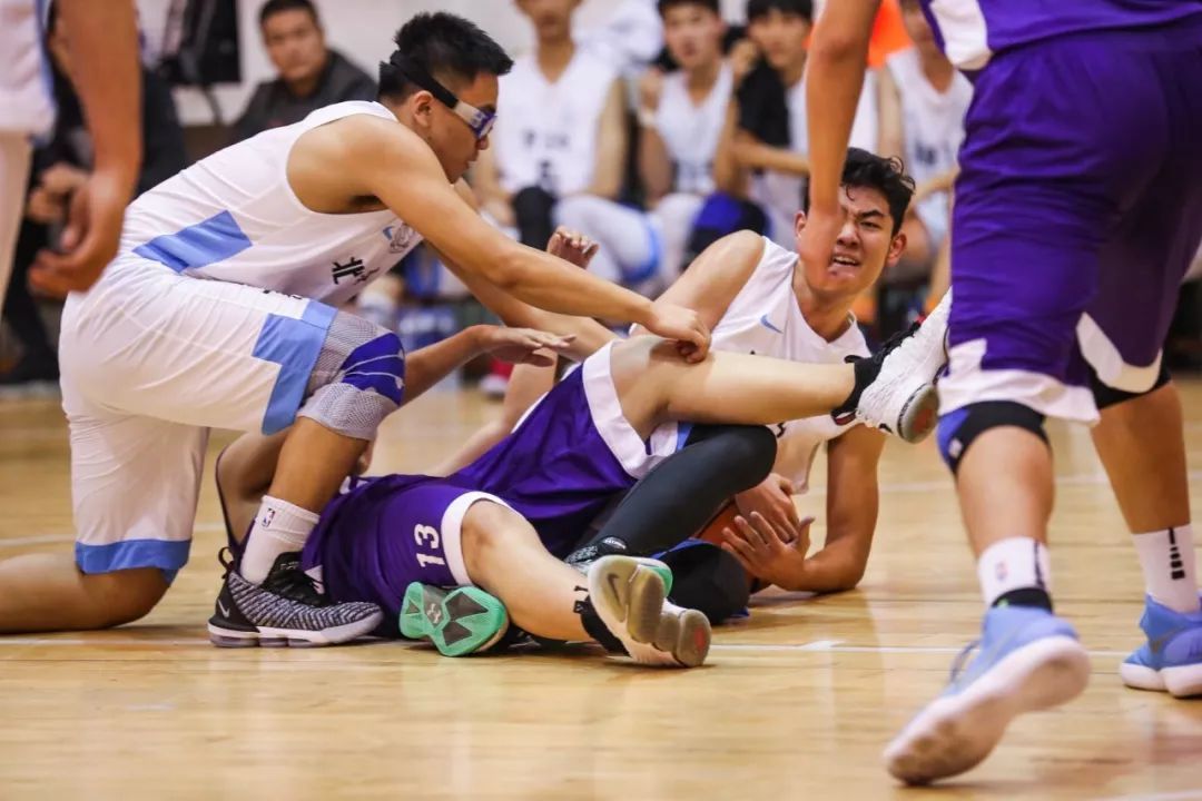 新·十六强齐亮相高中赛场见*力暴**隔扣丨18-19耐克高中联赛