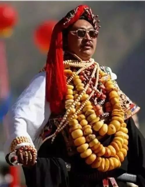 *藏西**捡漏收的大克数老蜜蜡，砸开后为何是个冒牌货儿？