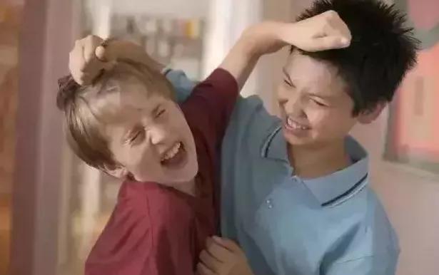 90后宝妈和儿子对打,孩子打人妈妈硬核反打教育