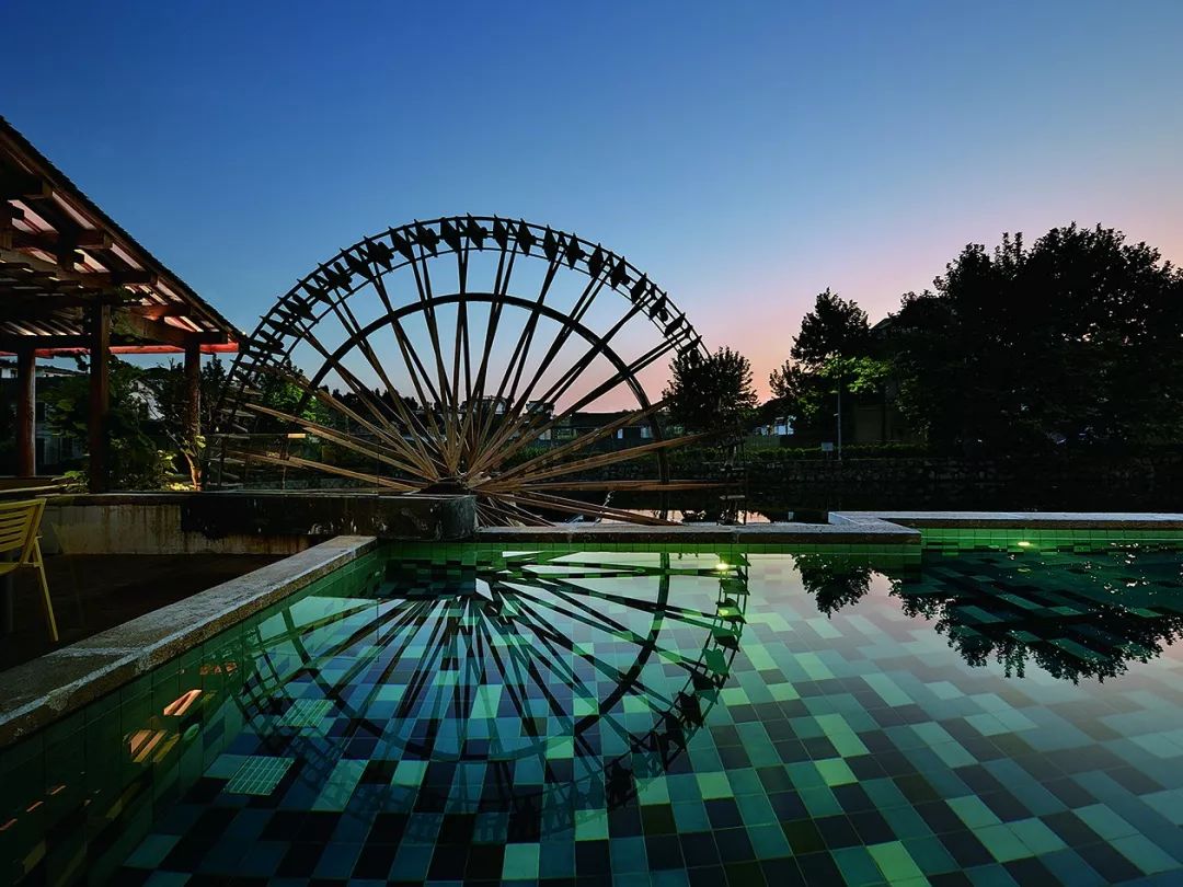 秋日河畔画中小镇，隐于茶园流水，山水间三店新开旅居吃茶慢生活