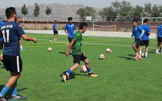 踢足球买买提,买买提踢足球