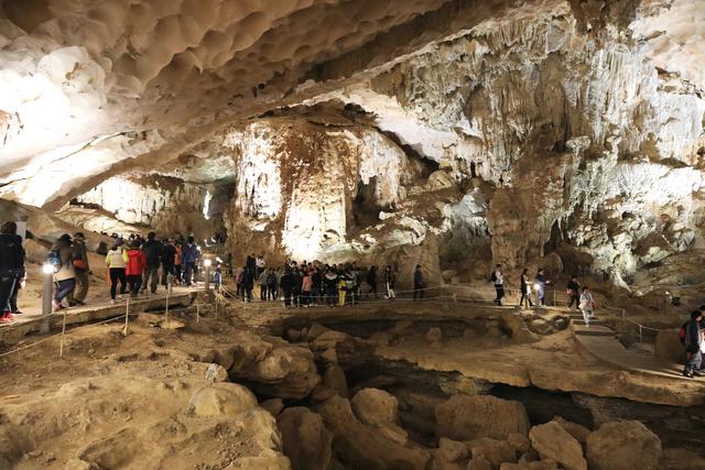 这里虽然风景如画人们生活的却很凄惨没日没夜的追着大船讨生活