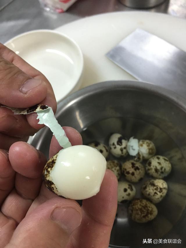 鹌鹑蛋快速剥蛋壳,鹌鹑蛋一秒剥完皮教程