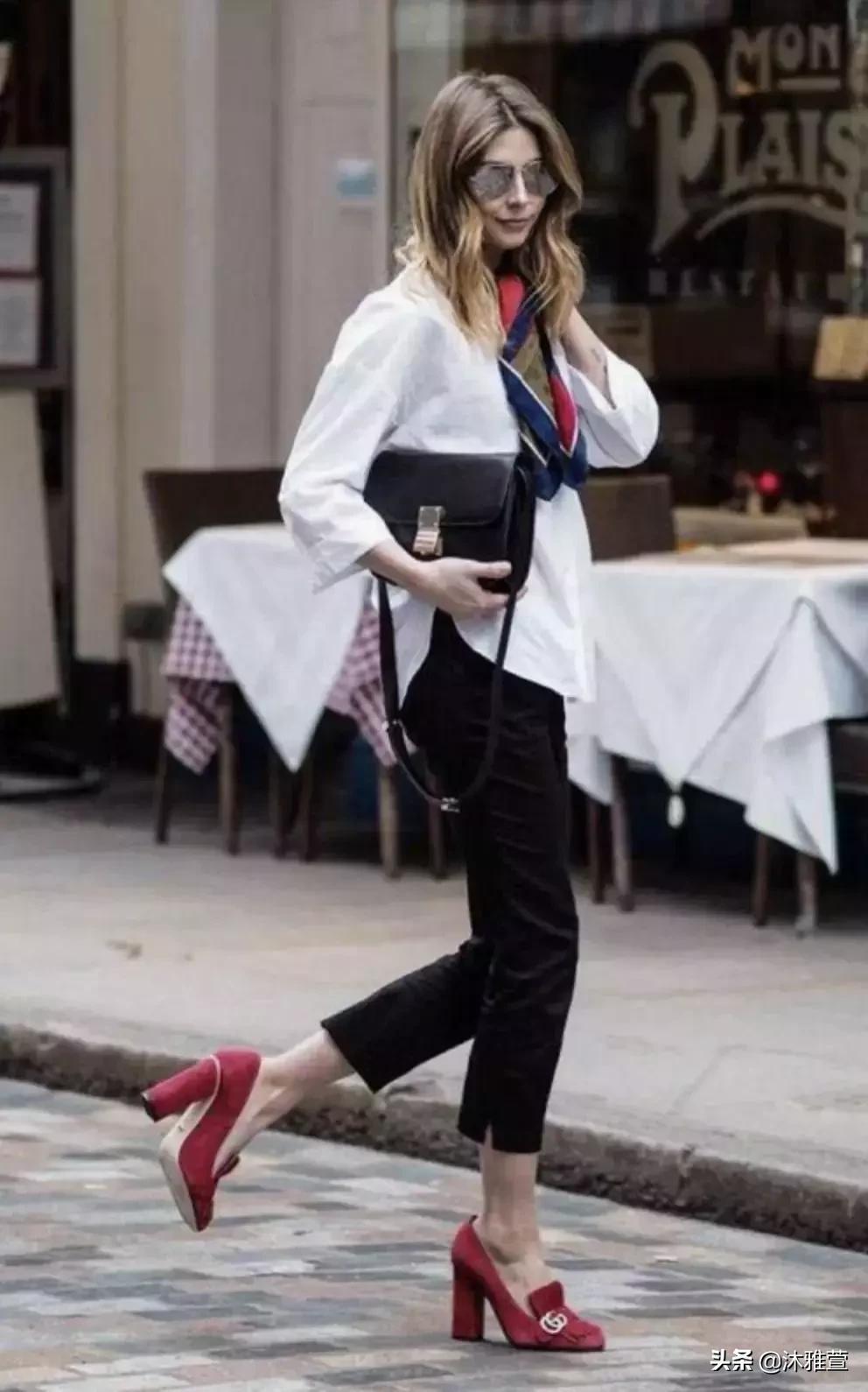 穿红色衣服红色鞋子,红色芭蕾单鞋配牛仔裤