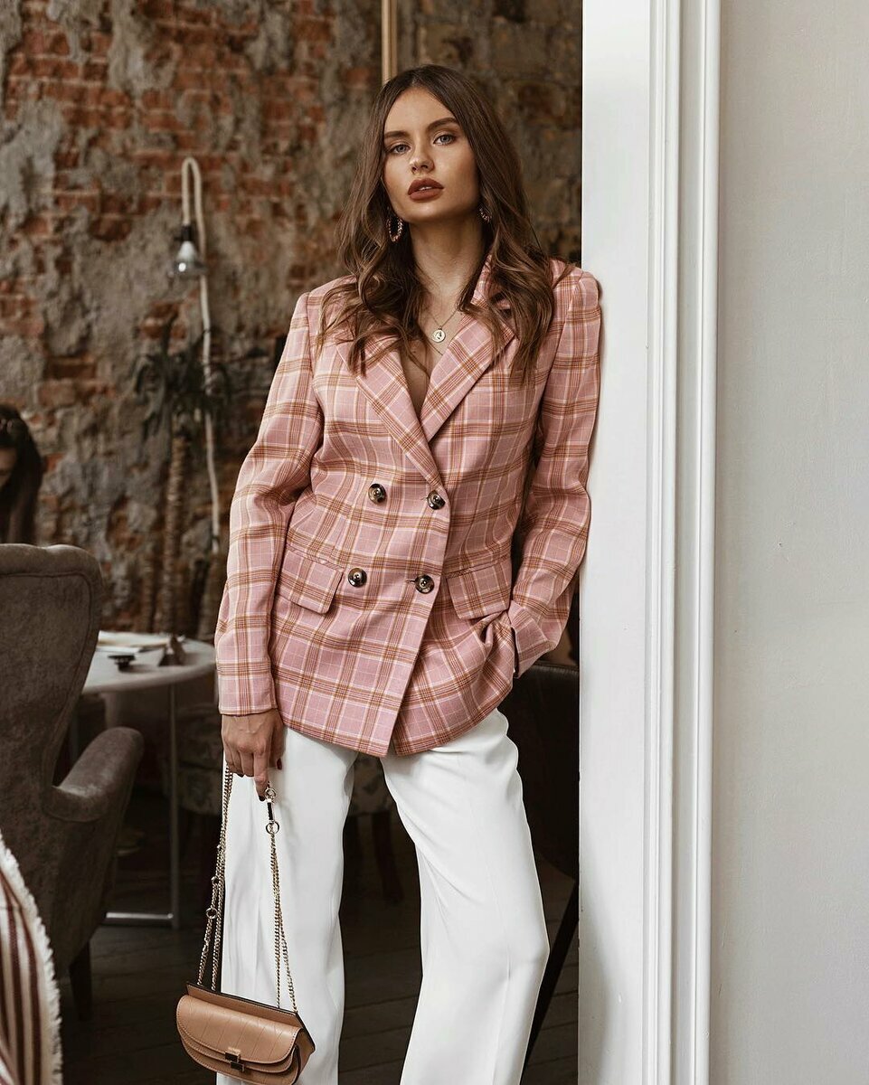 今年秋冬流行的西装外套款式,时尚今年的西装外套越短越时髦