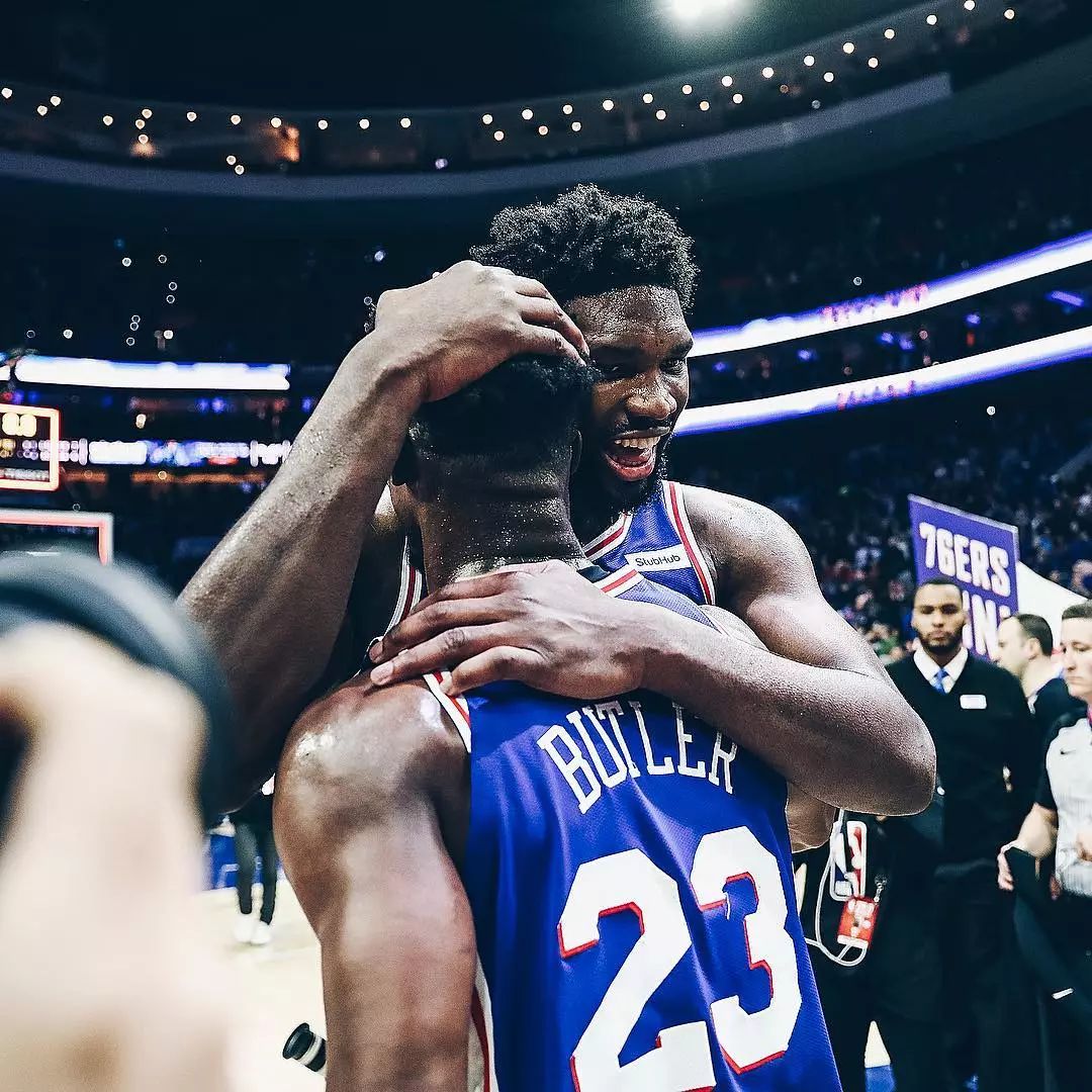 球场冲突拿东西砸人,篮球冲突拿板凳砸人