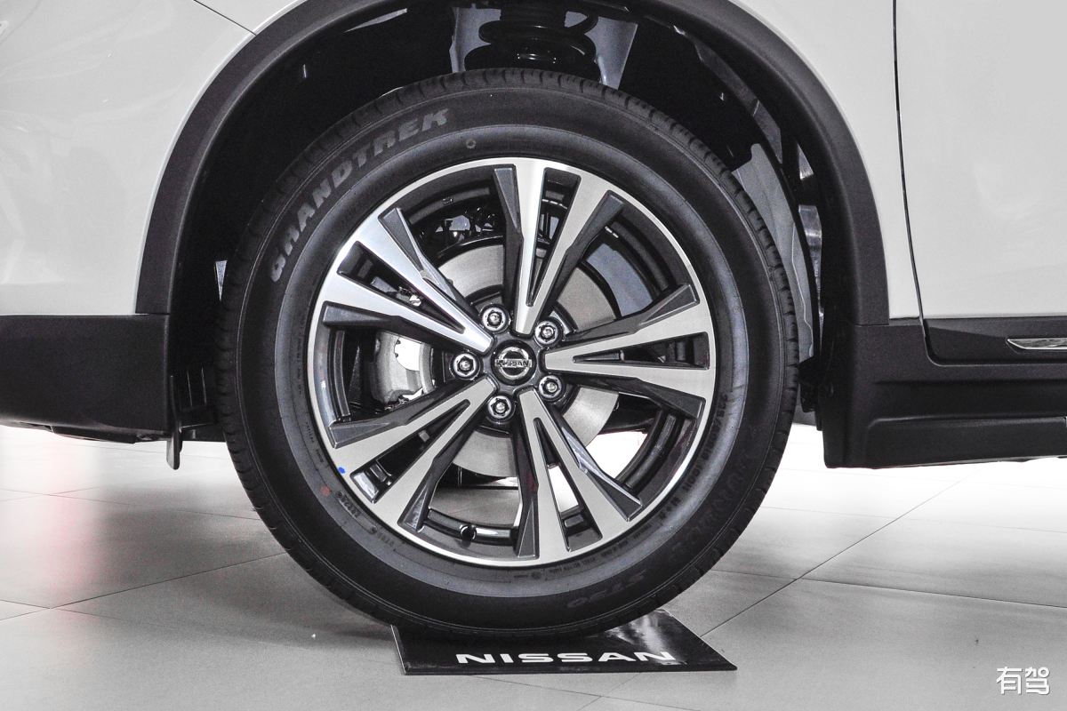 奇骏天窗异响颠簸哒哒响怎么解决,日产奇骏2.0发动机异响是哪里问题