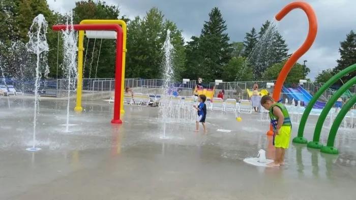 带宝宝去水上乐园玩室外游乐园,带宝宝去水上乐园充气滑梯