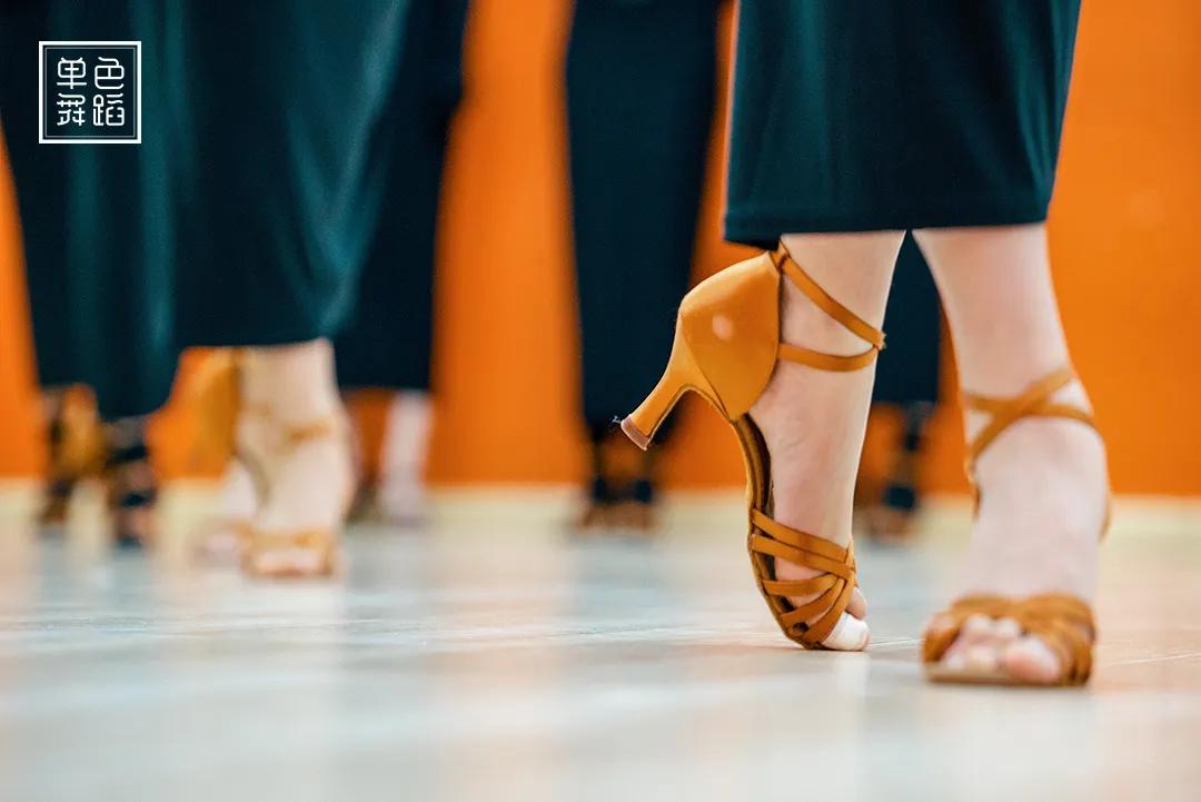 拉丁舞为什么要穿那么少,拉丁舞为什么一定要穿那么少