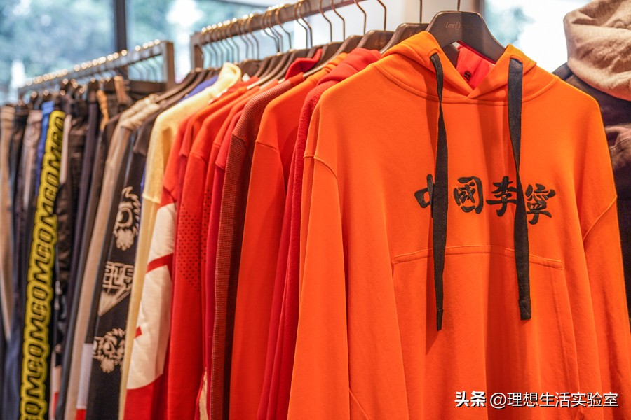 我们逛了天的成都时代奥莱，为你整理出这份春节新衣精明采购清单