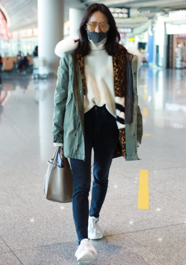 王鸥平底鞋图片,王鸥穿的小白鞋