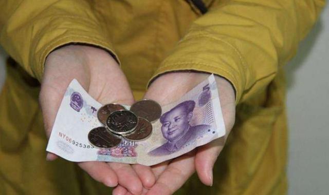 儿子买一袋盐花了50元,儿子买了1袋盐