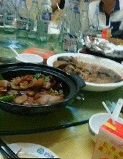 “老婆居然穿这种裤子出门，难怪大家都在看她，太丢脸了！”哈哈