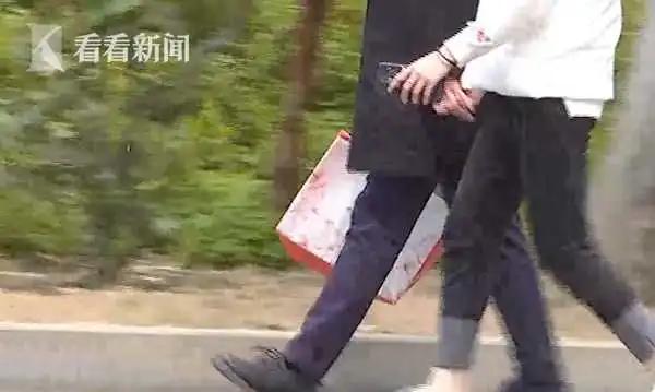 六旬老太与18岁小伙谈恋爱，结果男友用老太私密照干这事