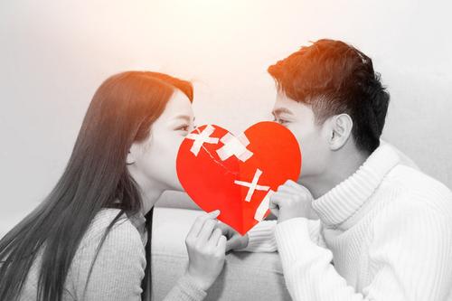 夫妻吵架冷战，丈夫不哄、不沟通、像没事人一样，请问怎么解决？