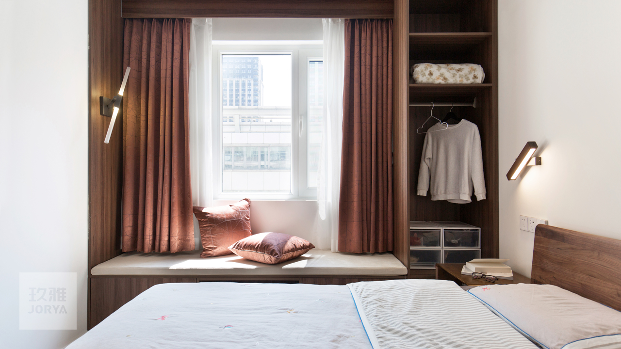 这家的电视柜既能收纳，也是喵星人乐园​