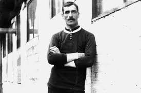 详解红魔曼联的诞生及其初期发展轨迹：从破产解散到足坛标杆