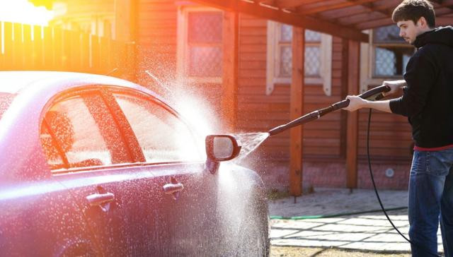 在家自己洗车用什么洗最干净,洗车请注意这些地方不要忽视