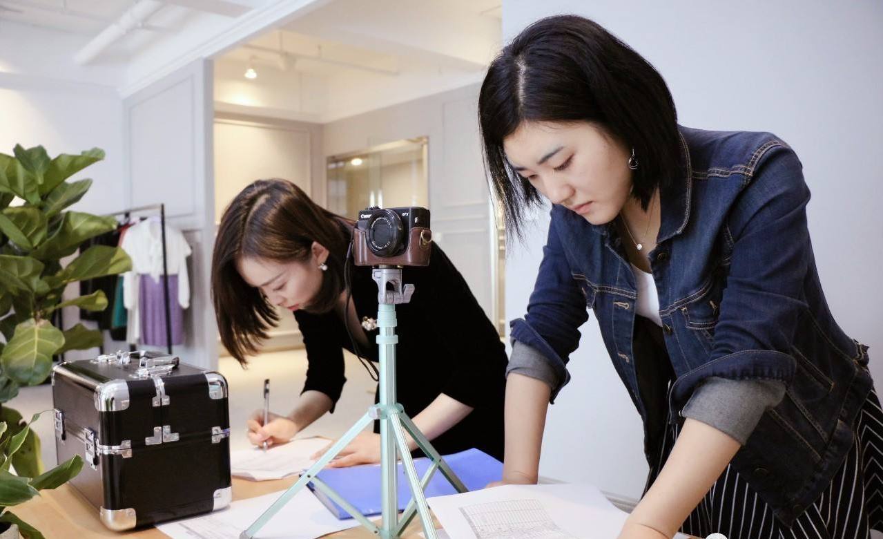 她，热爱足球，是南开大学男足球队队长，兴趣与学习不是“敌人”