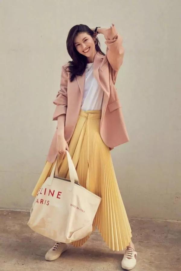入秋怎么穿？回头率最高的穿搭参考：“长裙+外套”，减龄还时髦