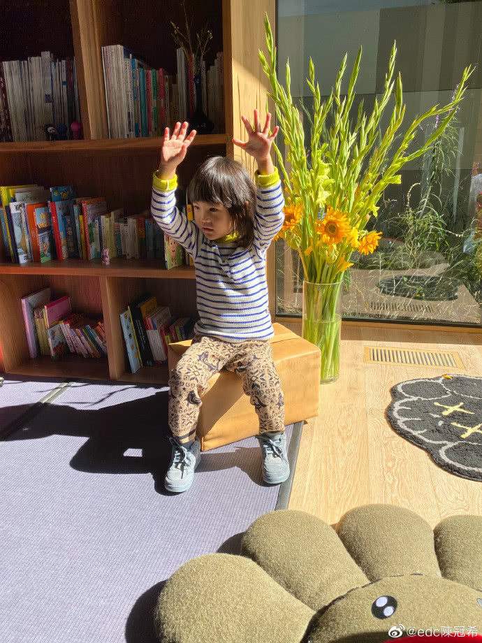 陈冠希女儿alaia潮图,陈冠希晒3岁半alaia照片