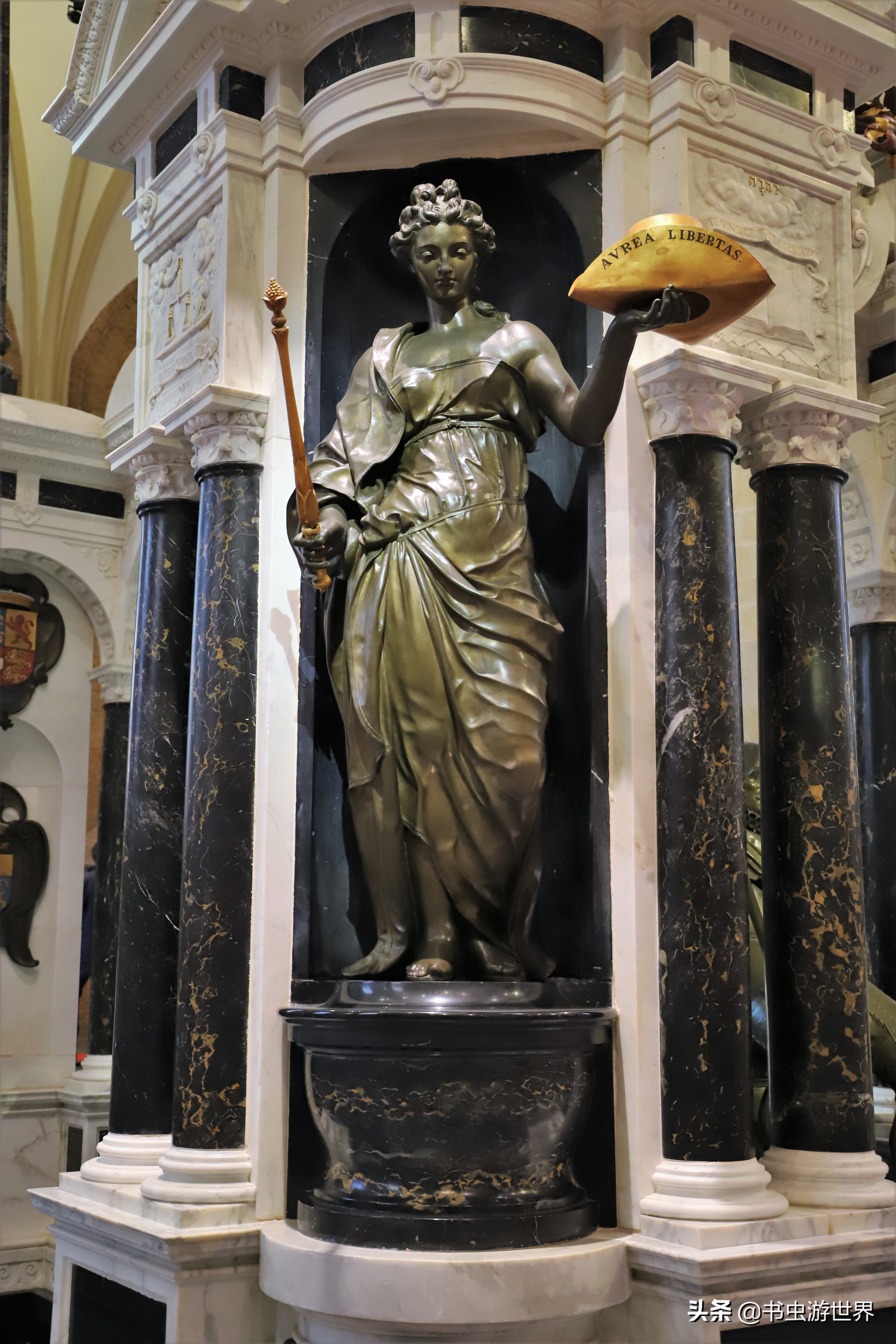 登上108米钟楼俯瞰13世纪古城，荷兰国父为何选择在这里安葬