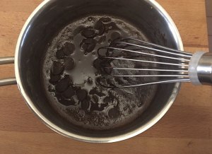 怎么制作浓稠的巧克力酱,自己做巧克力酱做法