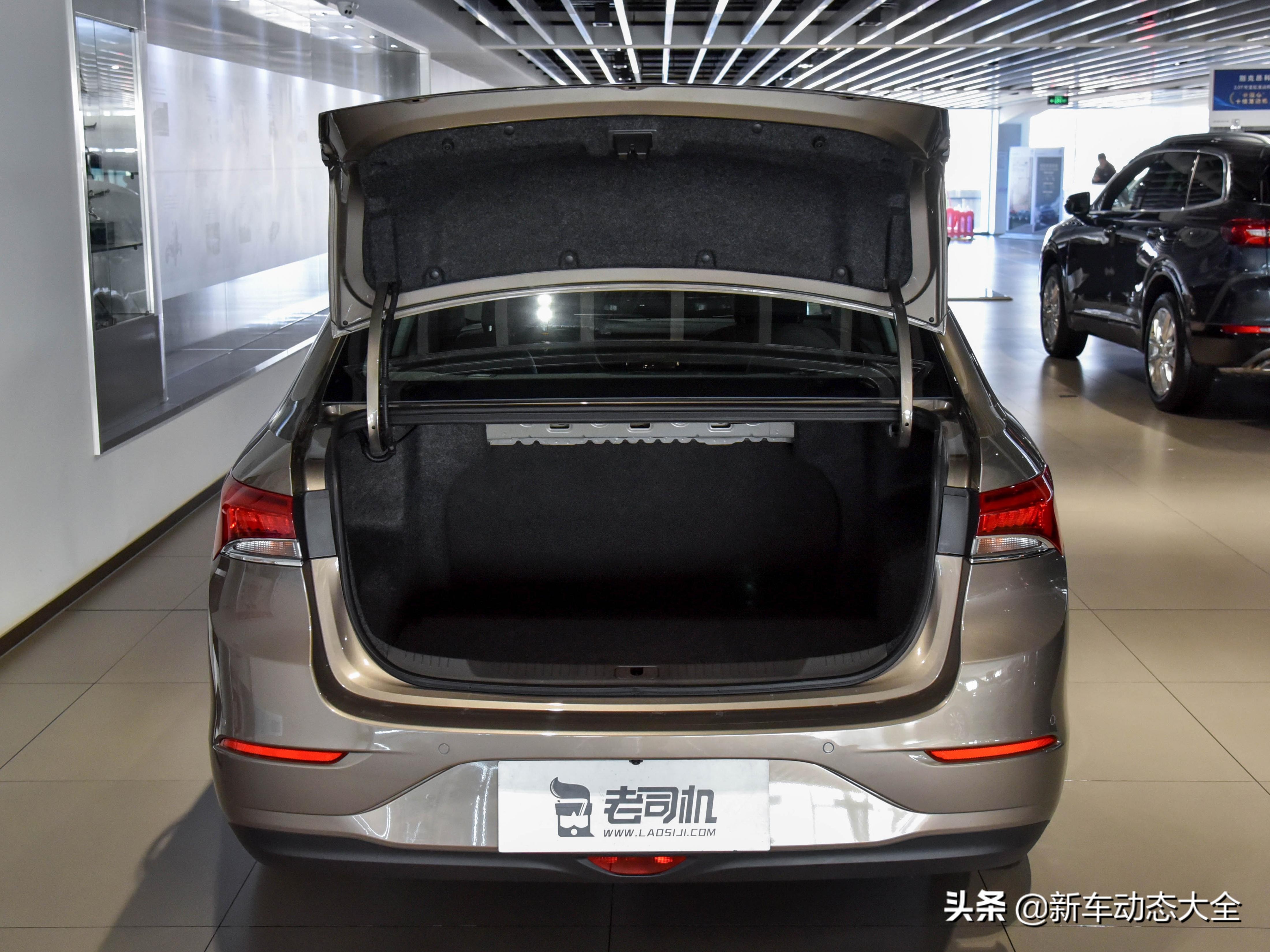 油耗5.3L低价入门合资家轿,增压自动挡大三厢,带你看别克英朗