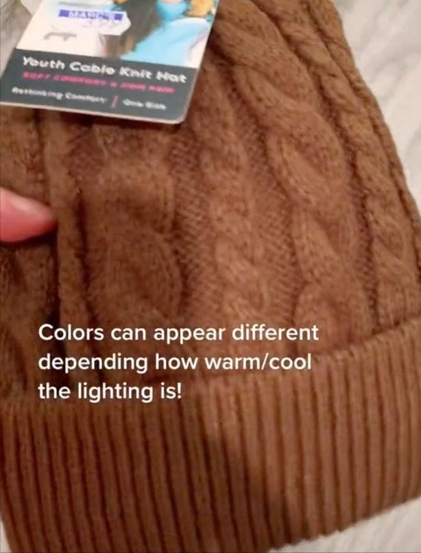 外国女子晒出新买的帽子，究竟是绿色还是棕色，引起网友热议